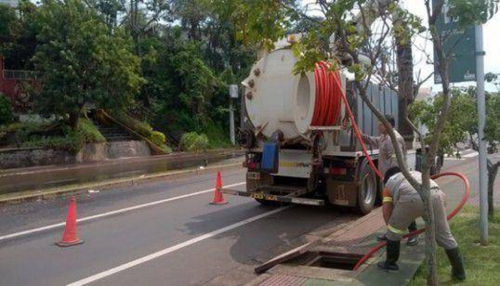 Trabajan en la limpieza de alcantarillas luego de las intensas precipitaciones
