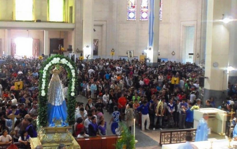 Miles de jóvenes del NEA pidieron a la Virgen de Itatí ser constructores de la paz
