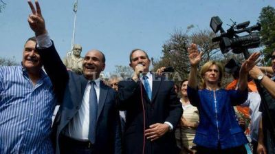 Alperovich, Manzur y Jaldo festejaron el fallo de la Corte en la plaza Yrigoyen