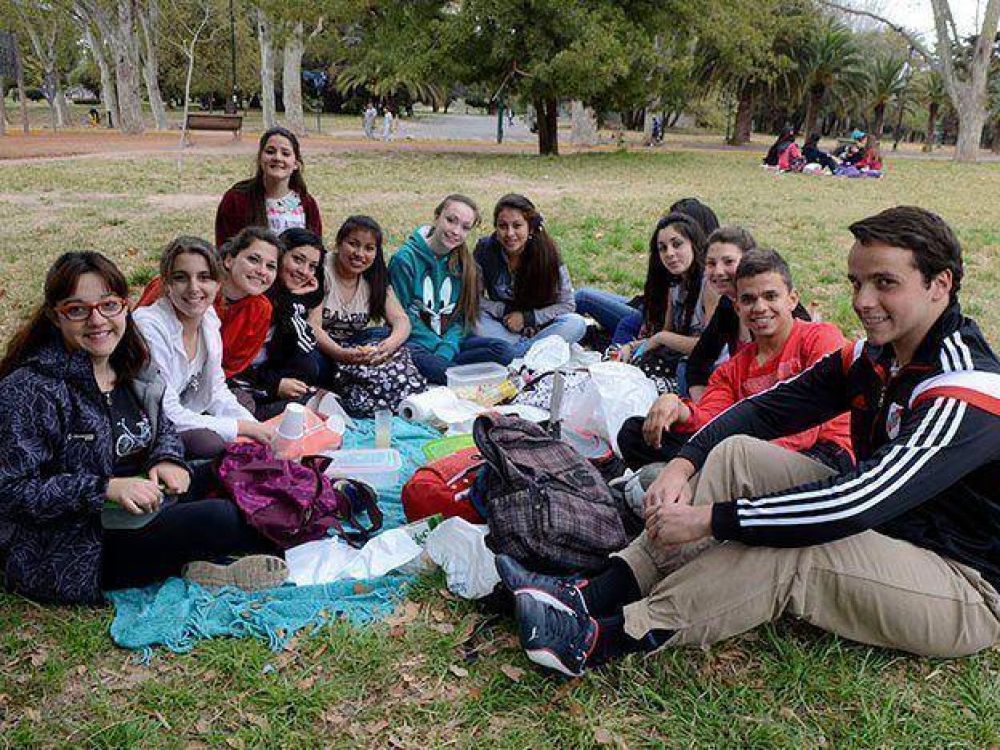 Con poco sol y mucha algarab�a los estudiantes festejaron su d�a