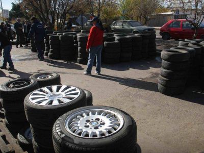 No saben c�mo frenar el robo de llantas y cubiertas