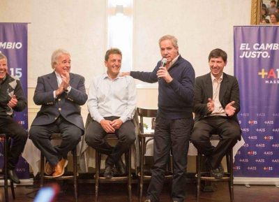 Junto a Massa y De la Sota, Sol� apunt� contra la 