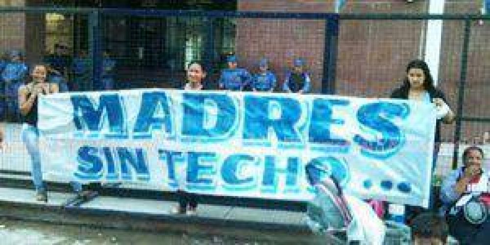 Madres �sin techo� se manifiestan cerca de la Casa de Gobierno