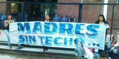 Madres �sin techo� se manifiestan cerca de la Casa de Gobierno
