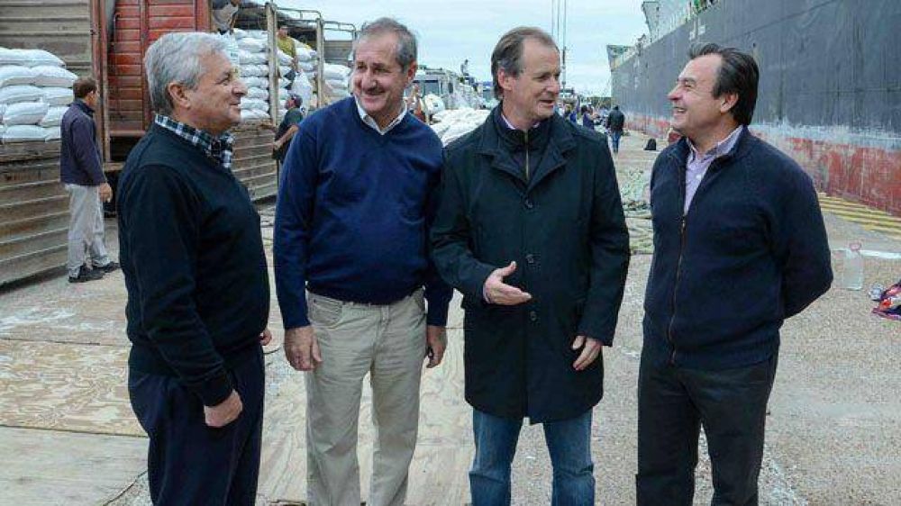 Bordet promete operatividad plena de los puertos entrerrianos
