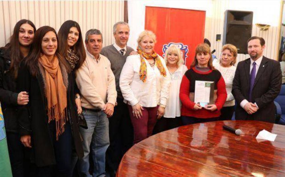 Boleto para docentes y auxiliares: Se entregaron las primeras 220 credenciales
