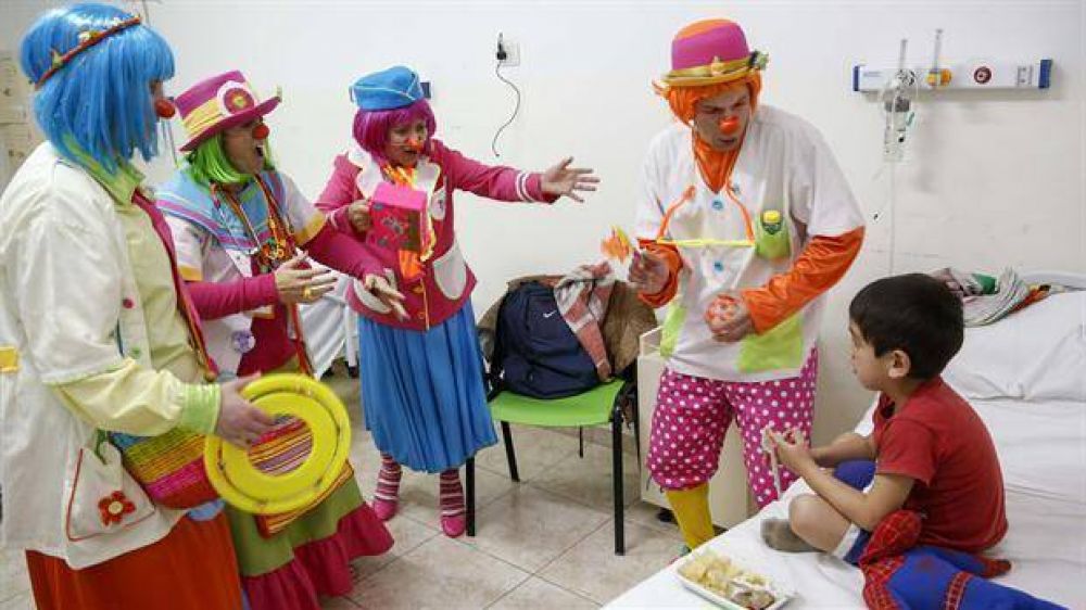 Los payam�dicos reparten sonrisas por los pasillos de los hospitales bonaerenses