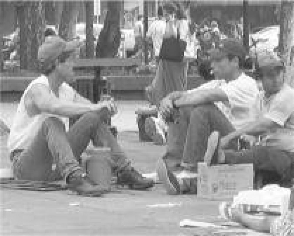 Tareferos de Ober� acampan en la plaza 9 de Julio de Posadas en reclamo de subsidio Interzafra y trabajo