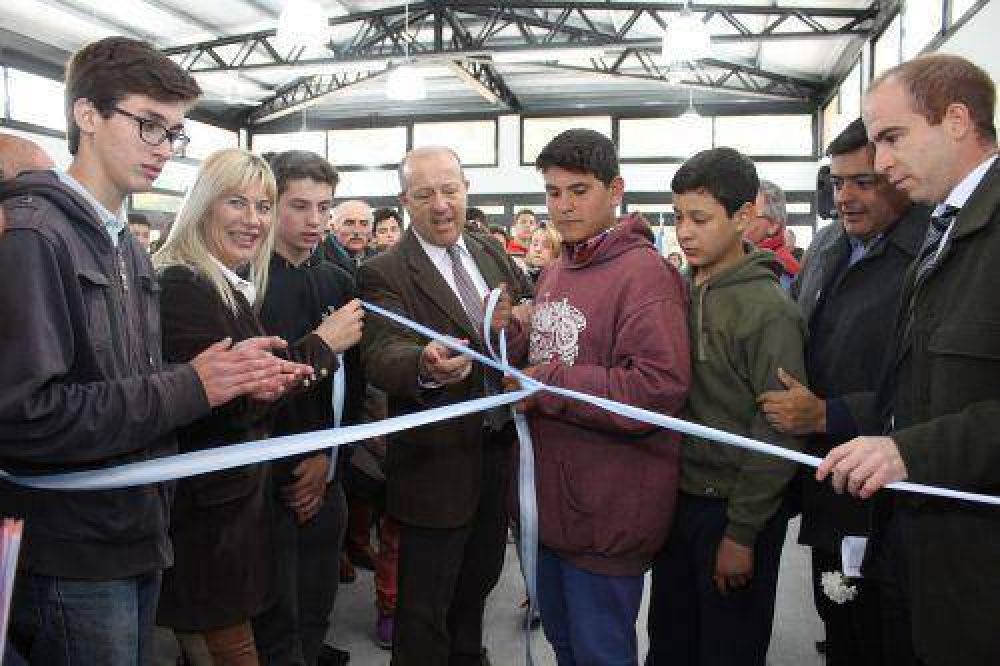 Paredi y De Lucia inauguraron nuevas residencias en Escuela Agraria