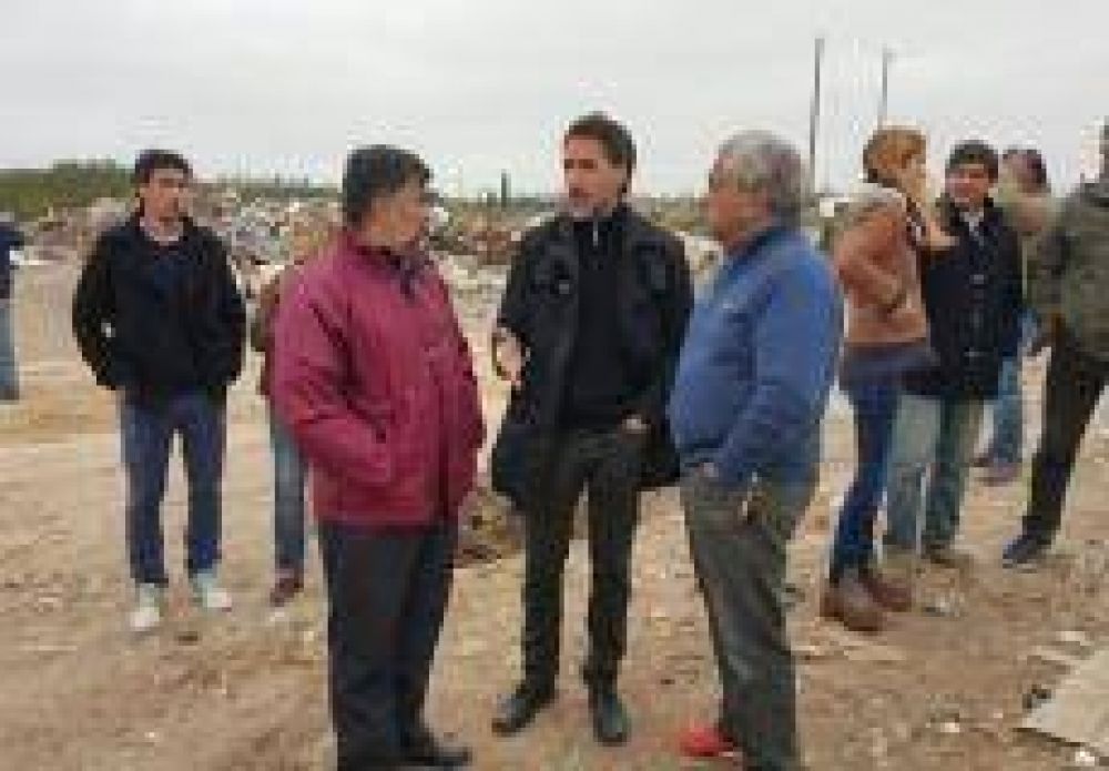Elecciones: Junto a funcionario macrista, Salazar recorre el basural