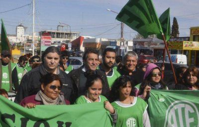 Plana mayor nacional y provincial de ATE encabez� movilizaci�n en Caleta Olivia