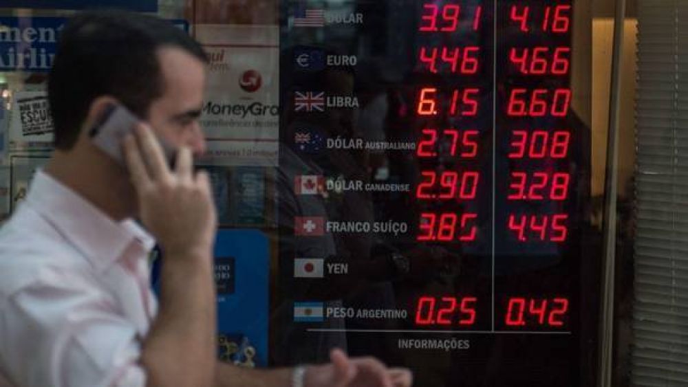 El d�lar en Brasil perfor� el techo de 4 reales por primera vez en m�s de 21 a�os