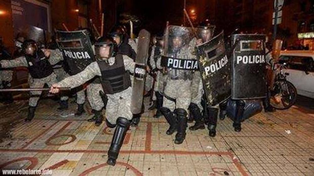 Violencia entre la polic�a y estudiantes que ocupaban un edificio p�blico en Uruguay