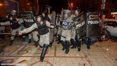 Violencia entre la polic�a y estudiantes que ocupaban un edificio p�blico en Uruguay