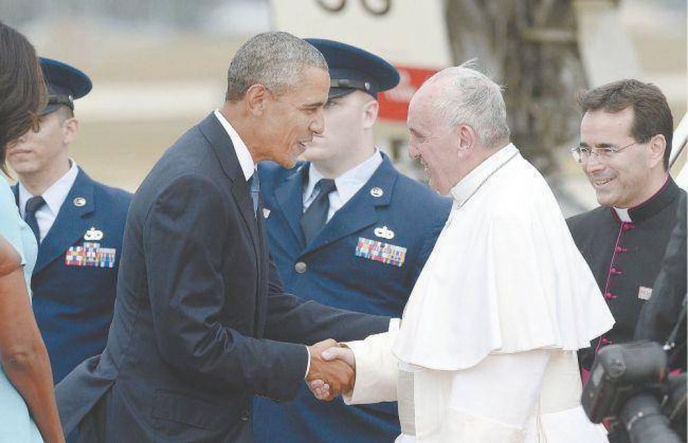 Inédito gesto de Obama: dio la bienvenida a Francisco al pie del avión