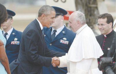 In�dito gesto de Obama: dio la bienvenida a Francisco al pie del avi�n