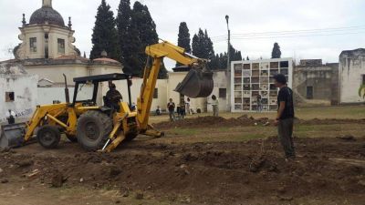 Buscan restos de desaparecidos en el cementerio de la Santa Cruz