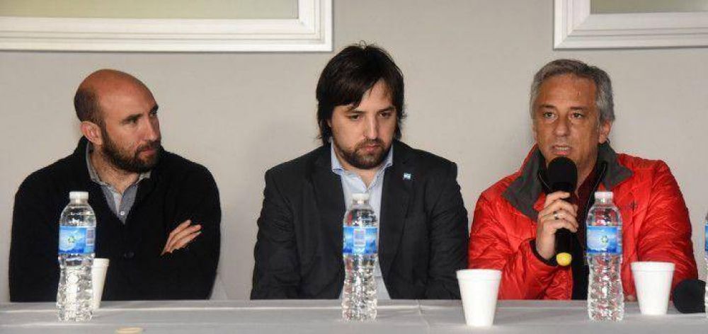Eseverri y otros dirigentes de la secci�n, junto al Viceministro de Salud de la Naci�n en su paso por Olavarr�a
