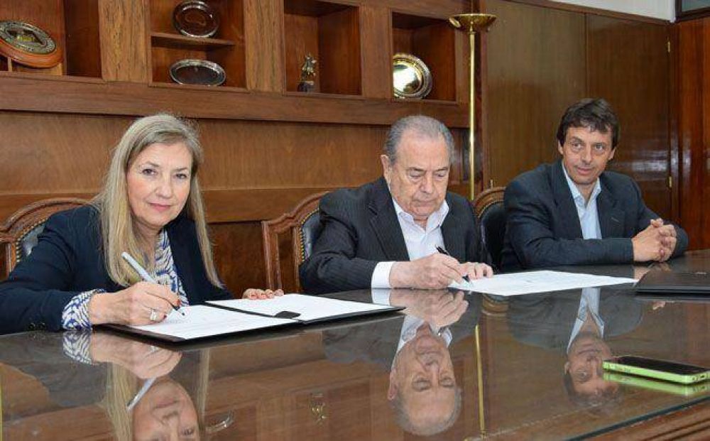 Jorge firm� el traspaso de los terrenos para la construcci�n del Centro de Medicina Nuclear