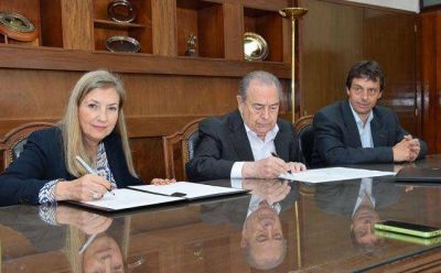 Jorge firm� el traspaso de los terrenos para la construcci�n del Centro de Medicina Nuclear