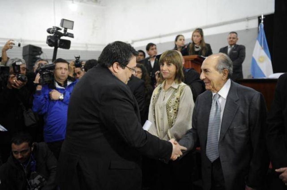 Radicales fueron a la ceremonia y desairaron a El�as de P�rez