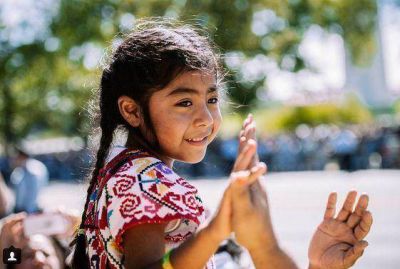 VIDEO: Ni�a latina detuvo papam�vil y logr� abrazo para todos los inmigrantes de EEUU