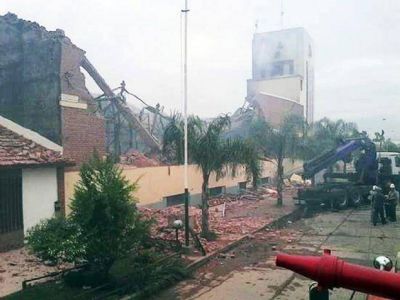 El fuego provoc� el derrumbe del emblem�tico edificio de El Arriero en S�enz Pe�a