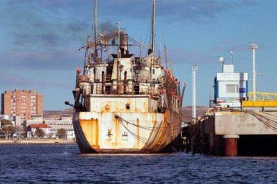 Hace 5 meses que tripulantes chinos est�n varados en Chubut