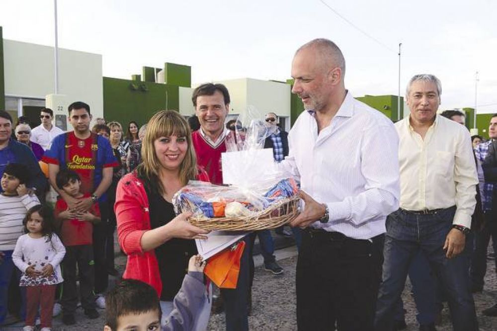 Buzzi entreg� junto a Mac Karthy 27 nuevas viviendas en Trelew