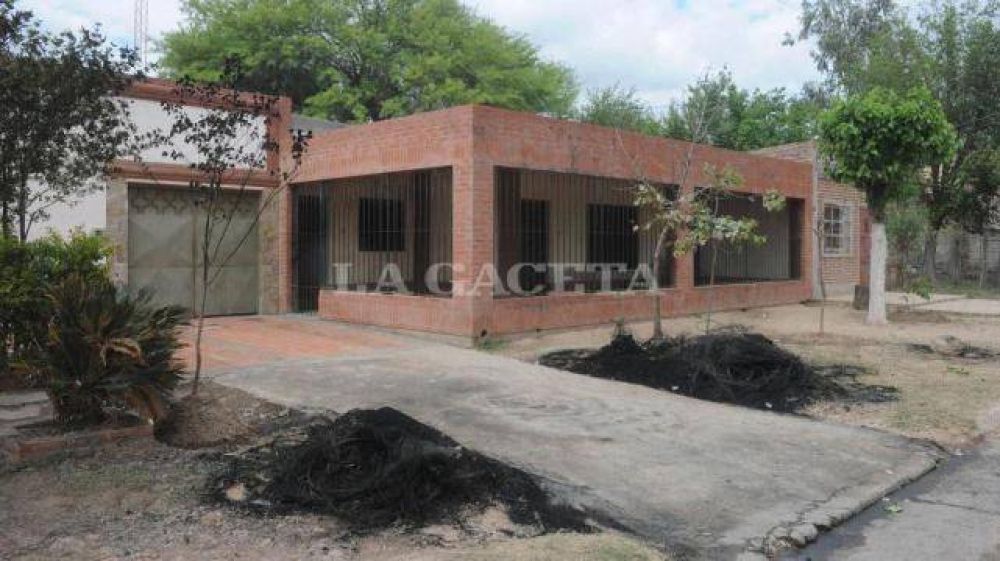�Gallito� gan� por 10 votos, anunci� un ajuste en la comuna y vecinas escracharon a su madre