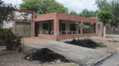 �Gallito� gan� por 10 votos, anunci� un ajuste en la comuna y vecinas escracharon a su madre