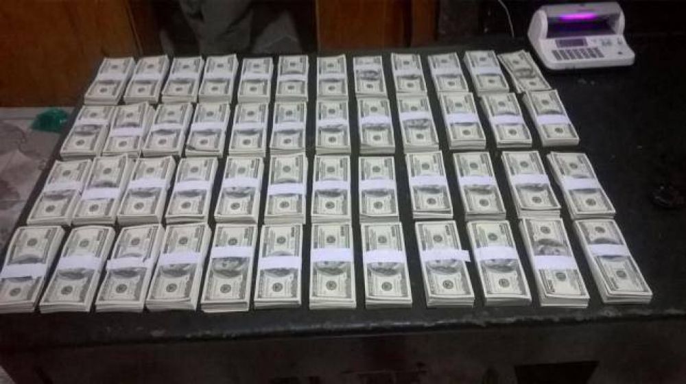 Secuestran en Tucum�n U$S 100 mil que eran llevados a Bolivia en �mnibus 