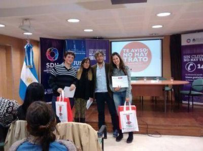 Premian a alumnos de lomas por un trabajo period�stico