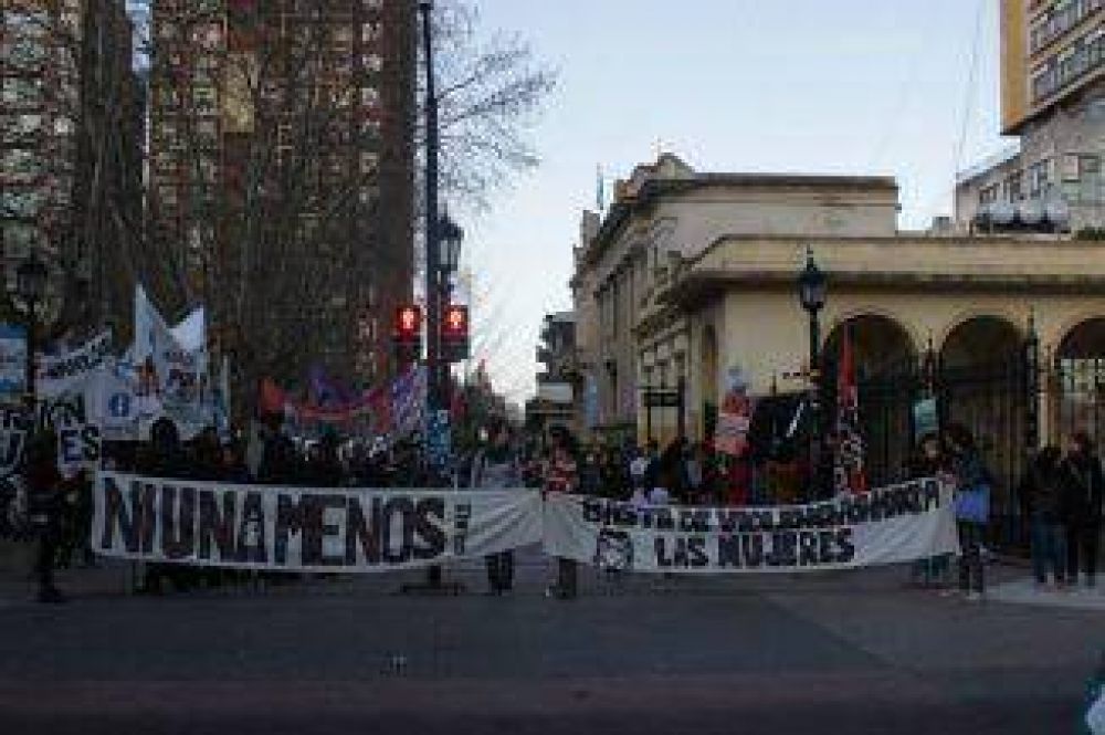 40 mujeres realizaron llamativo reclamo contra la violencia de g�nero
