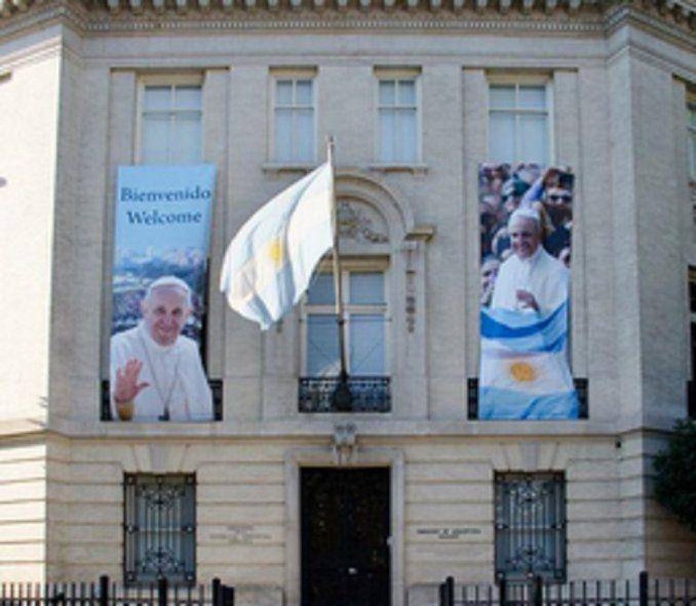Francisco bendijo una imagen de la Virgen de Luján en la embajada argentina