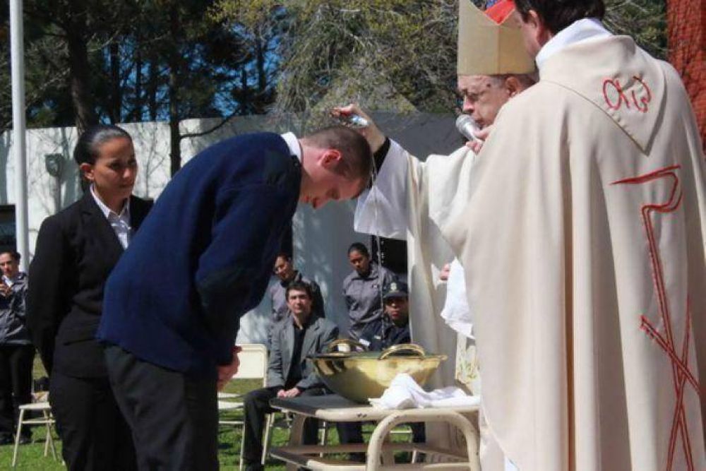 El obispo impartió sacramentos de iniciación cristiana en la Escuela de Policía Local