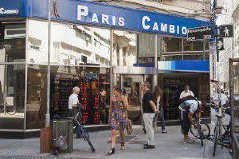 Nuevo r�cord del d�lar blue a $16,06; el BCRA vendi� u$s 120 M