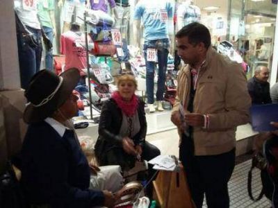 Nanni acerc� sus propuestas a los salte�os en un paseo por las peatonales