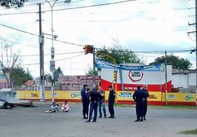 En reclamo de seguridad en la Villa 351, cortaron la calle y una mujer se encaden�