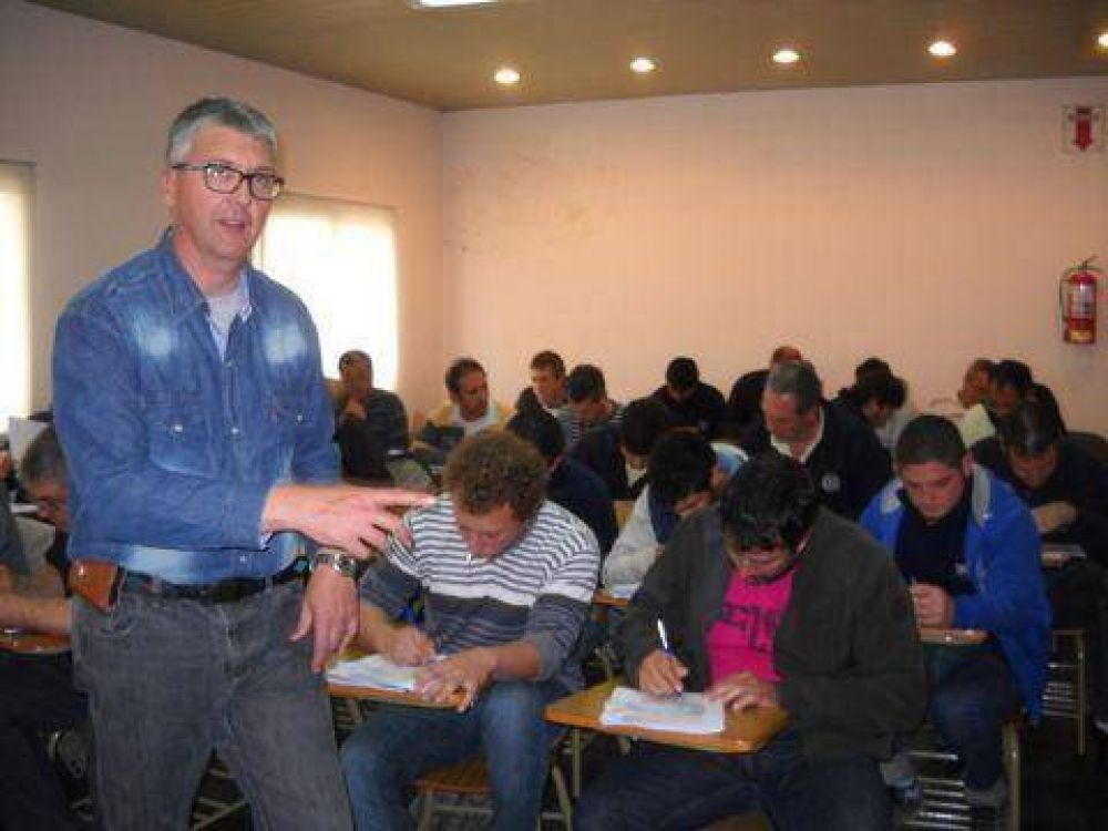 Empleados de la Cooperativa El�ctrica se capacitaron en redes de baja tensi�n
