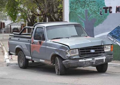 Perdi� el control de la camioneta, arranc� un cartel y termin� contra una casa