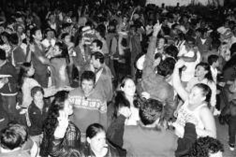M�s de 3 mil personas acompa�aron el lanzamiento de la candidatura de Adolfo Safr�n