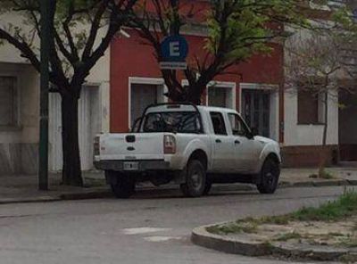 Tres detenidos por robar carteler�a macrista