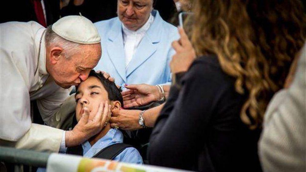 Conmovedor gesto de Francisco hacia un chico con parálisis cerebral