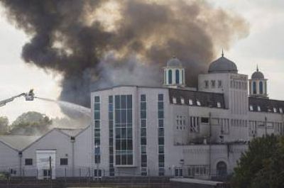 Detienen dos menores por el incendio en una mezquita en Londres