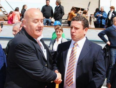 Empresario naval feliz con la renovaci�n del permiso de uso de suelo
