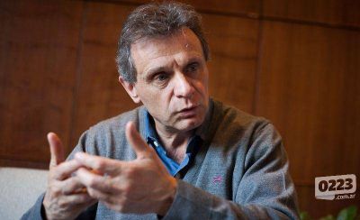 �Enfrente hay un proyecto que quiere pelo corto, silencio y guardavidas armados�