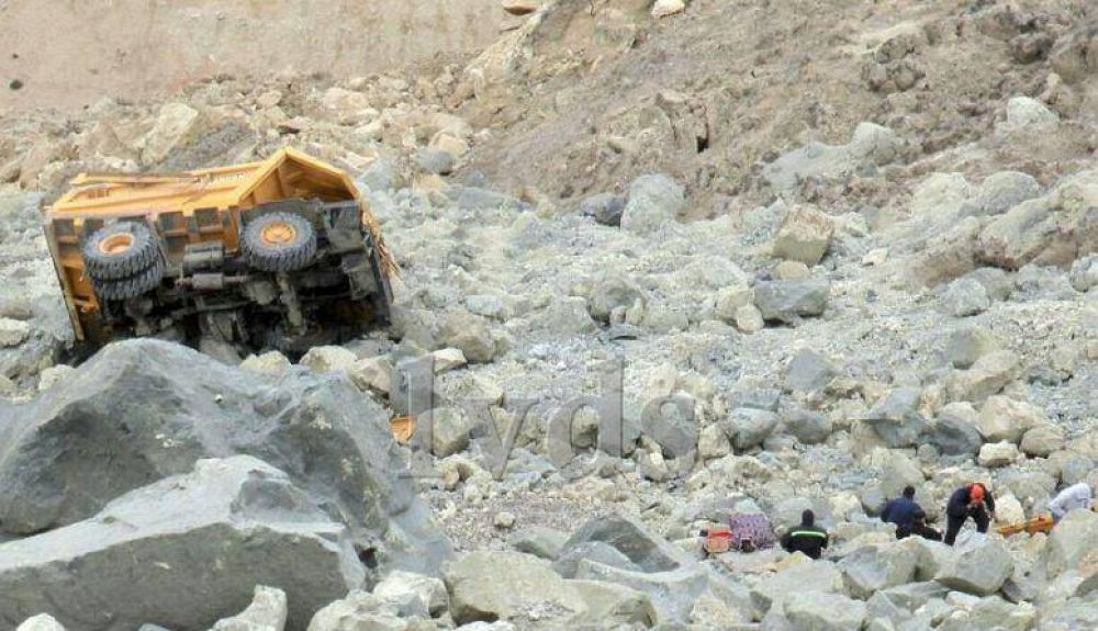 Tr�gico: muri� operario al caer cami�n de cementera por un profundo barranco