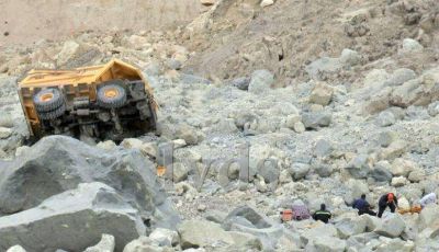 Tr�gico: muri� operario al caer cami�n de cementera por un profundo barranco