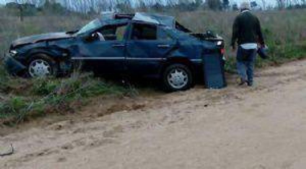 Un auto volc� en un camino rural de Mechita